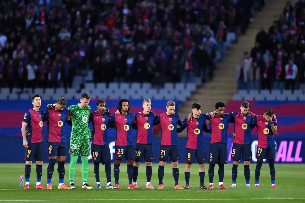 巴塞罗那队员在场上展现出灵活的脚步的简单介绍 巴塞罗那队员在场上展现出灵活的脚步的简单介绍