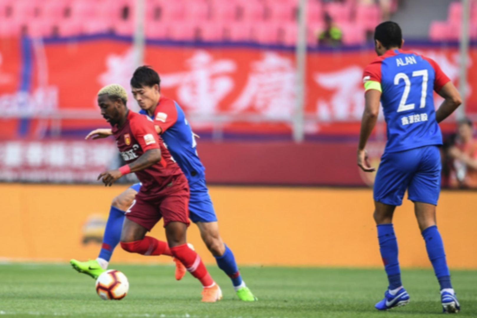 aoa体育-包含山西信都在主场大胜重庆斯威，取得重要胜利的词条