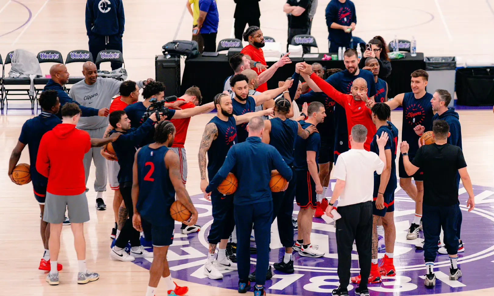 aoa体育-快船迎战老鹰，双方实力相当