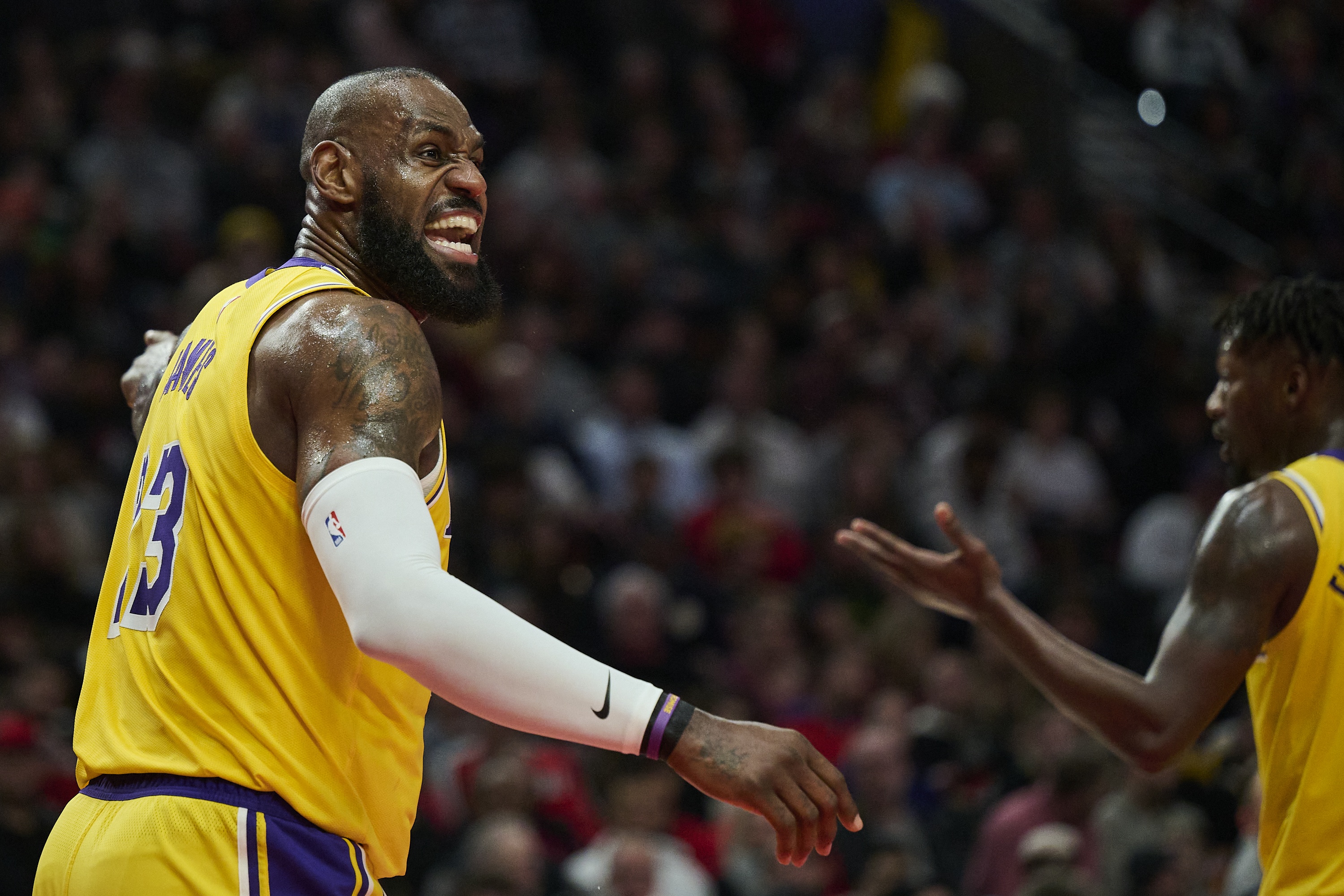 湖人客场不敌雷霆,詹姆斯表现普通的简单介绍 湖人客场不敌雷霆,詹姆斯表现普通的简单介绍