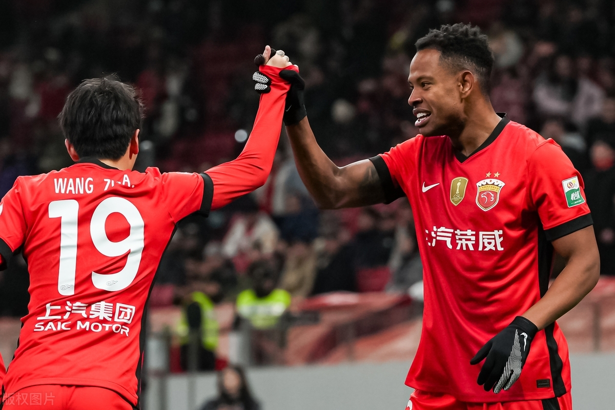 aoa体育馆-上港惊险获胜，顽强守住争冠希望