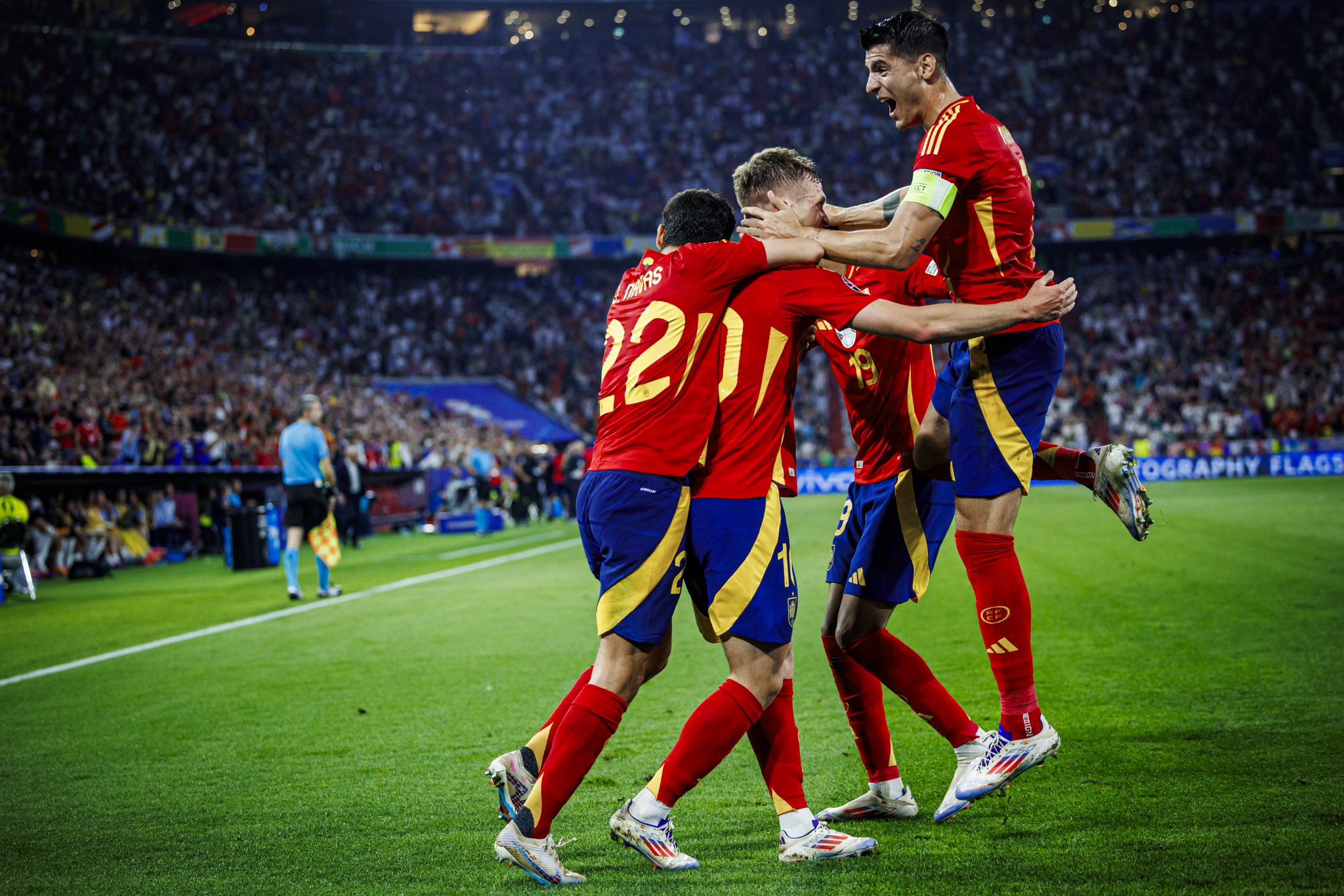 西班牙队在友谊赛中击败对手